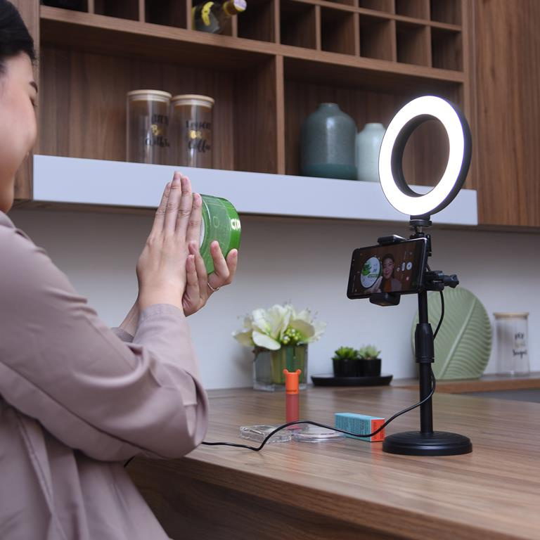 Rekomendasi LED Ring Light untuk Beauty Vlogger atau MUA